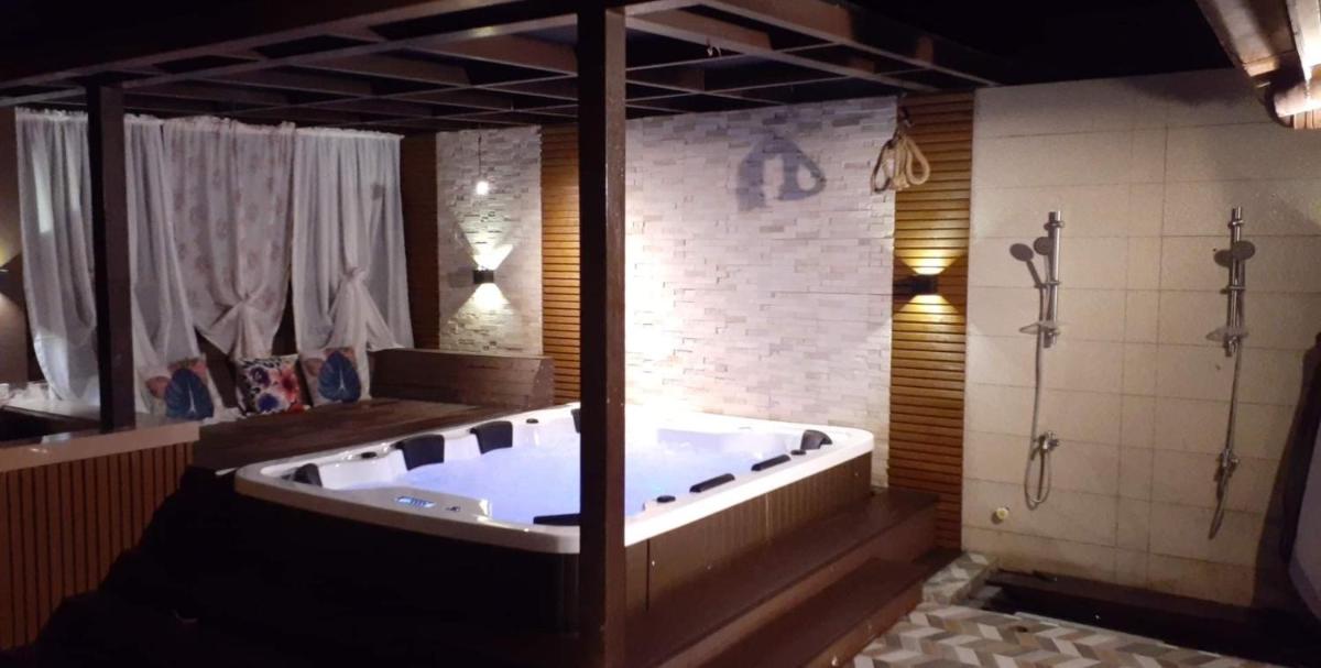 JKL Loghomes with Outdoor Jacuzzi - Housity