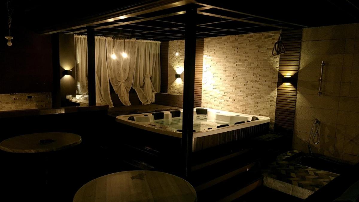 JKL Loghomes with Outdoor Jacuzzi - Housity