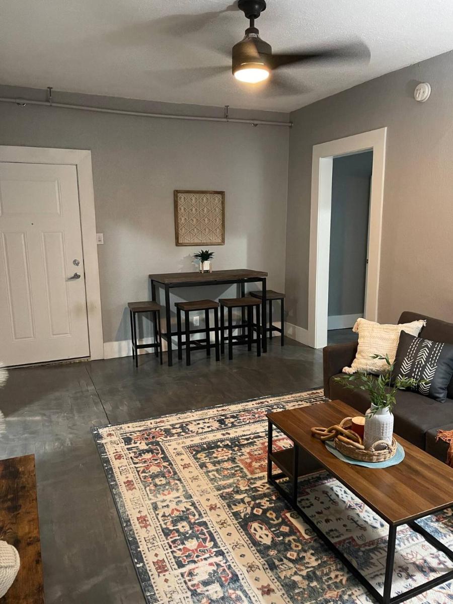 Great 2 bedroom getaway near downtown - Housity