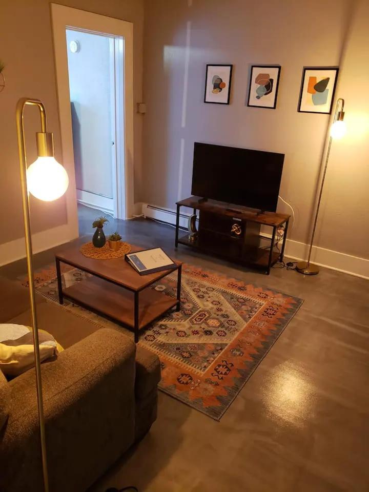 Cozy 2 Bedroom Getaway near downtown - Housity
