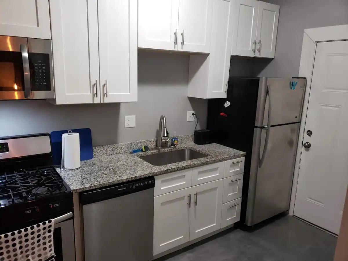 Cozy 2 Bedroom Getaway near downtown - Housity