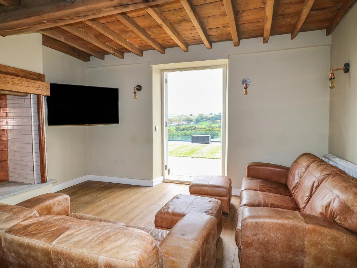 Top Hill Farm Cottage - Housity