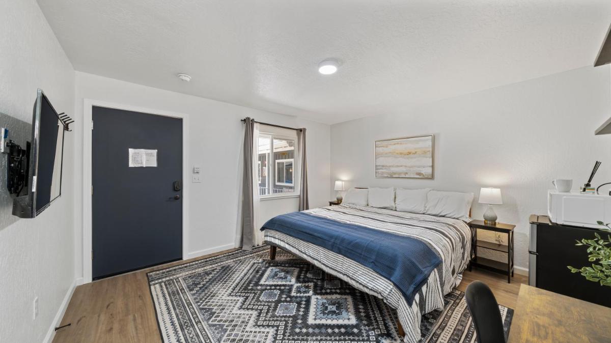 AL Unit 16 Bring the Adventure Spacious Studio w Queen Bed - Housity