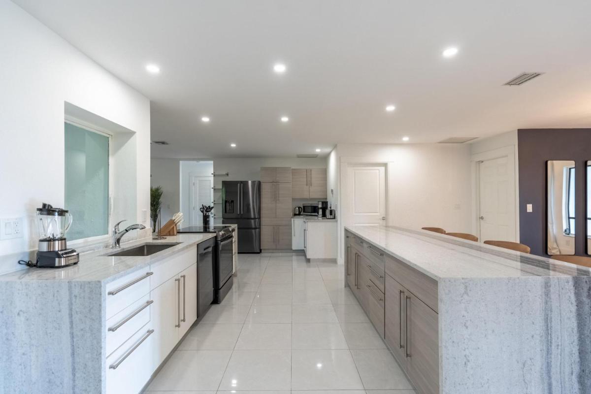 Newly Renovated Naples Pool Home! - Housity