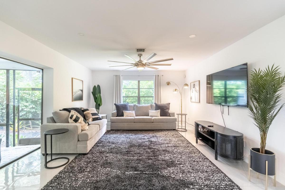 Newly Renovated Naples Pool Home! - Housity