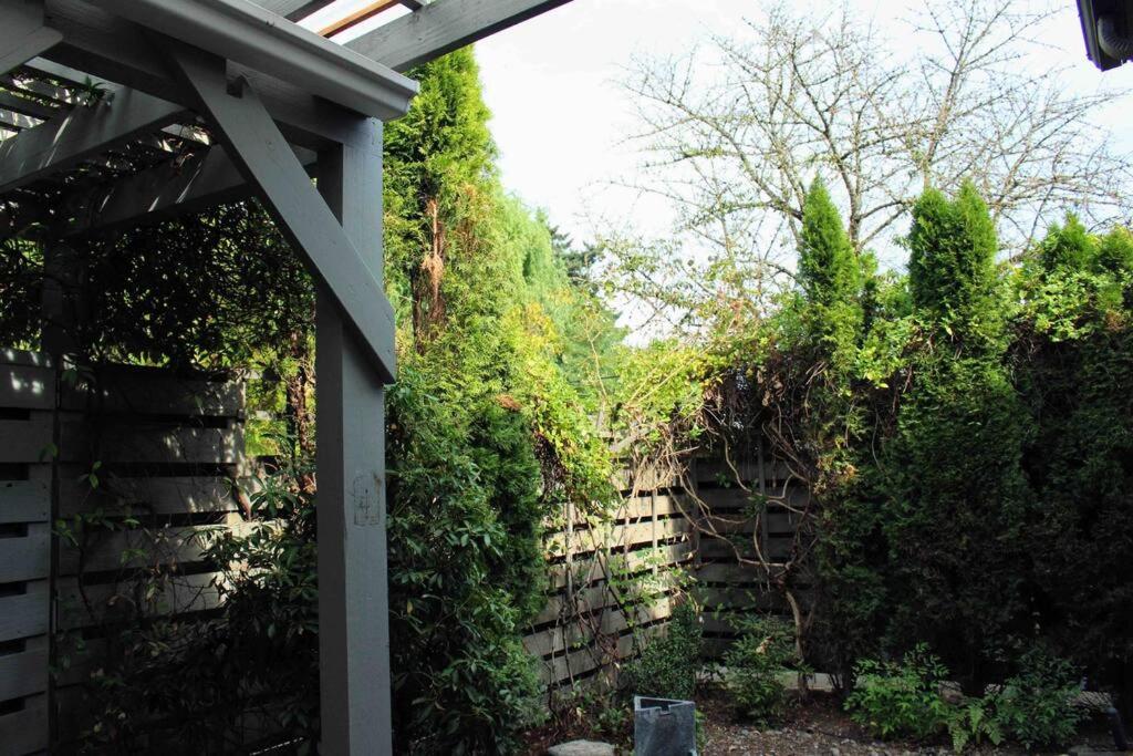 Heart of Woodstock, 10 min walk to Reed, with private garage! - Housity