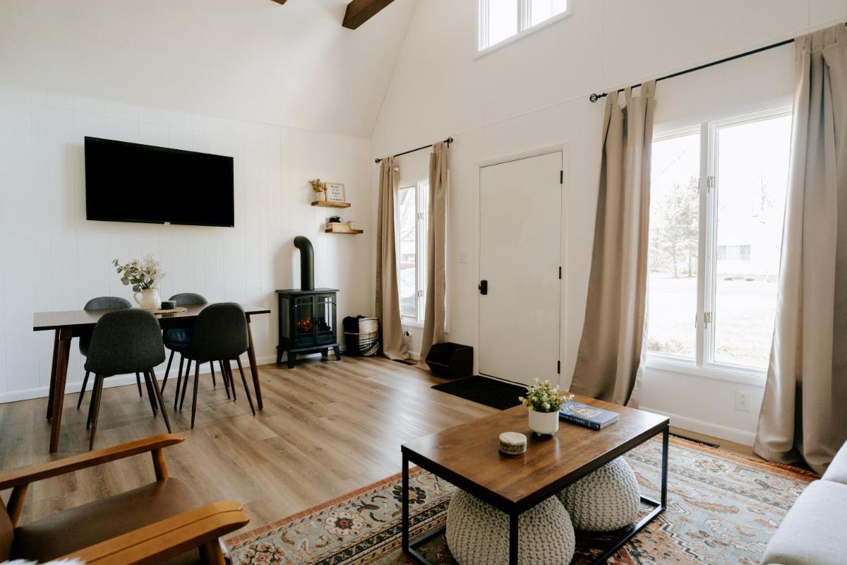 Modern A-Frame with Hot Tub - Housity