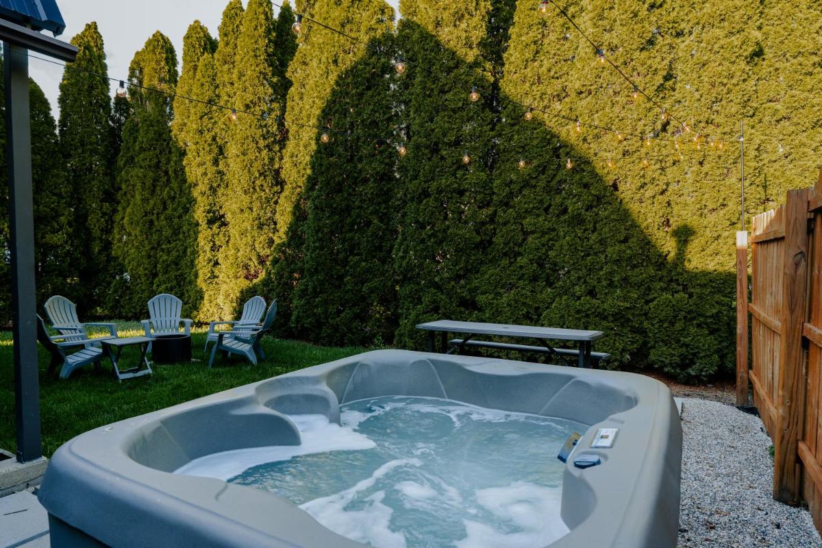Modern A-Frame with Hot Tub - Housity