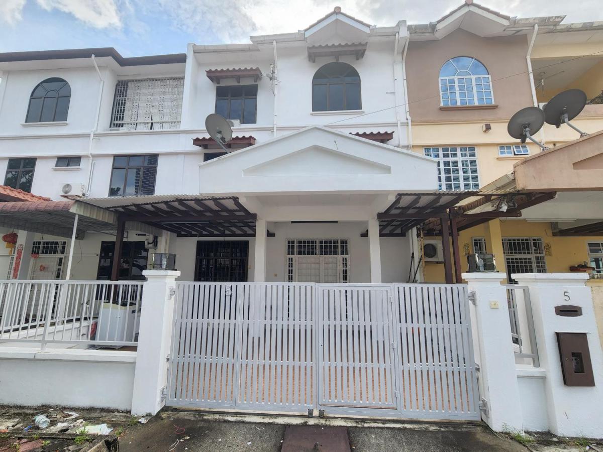 Solok Burma Vacation Home @ Gurney Penang - Housity
