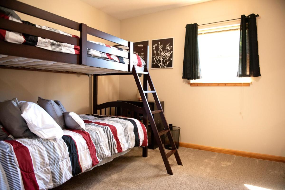 Biker Hiker friendly 3 bedroom by Strouds Run State Park - Housity