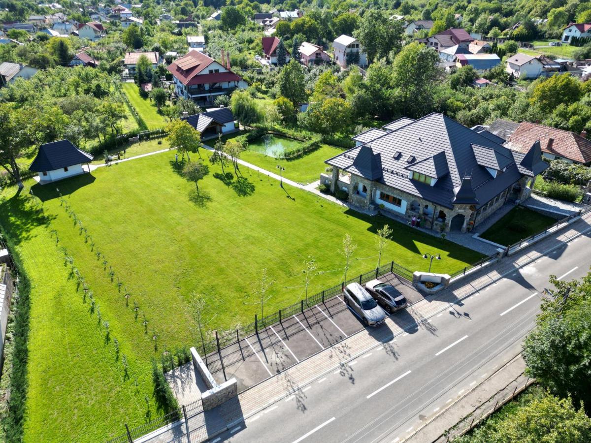 Conacul Cornu 1945 - Housity