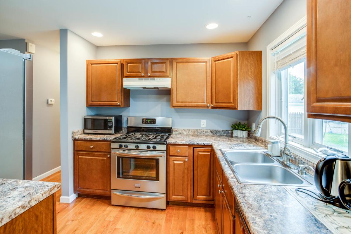 Comfy Suburb Home w/ King Beds by Arpt/Dwnt/UofR - Housity