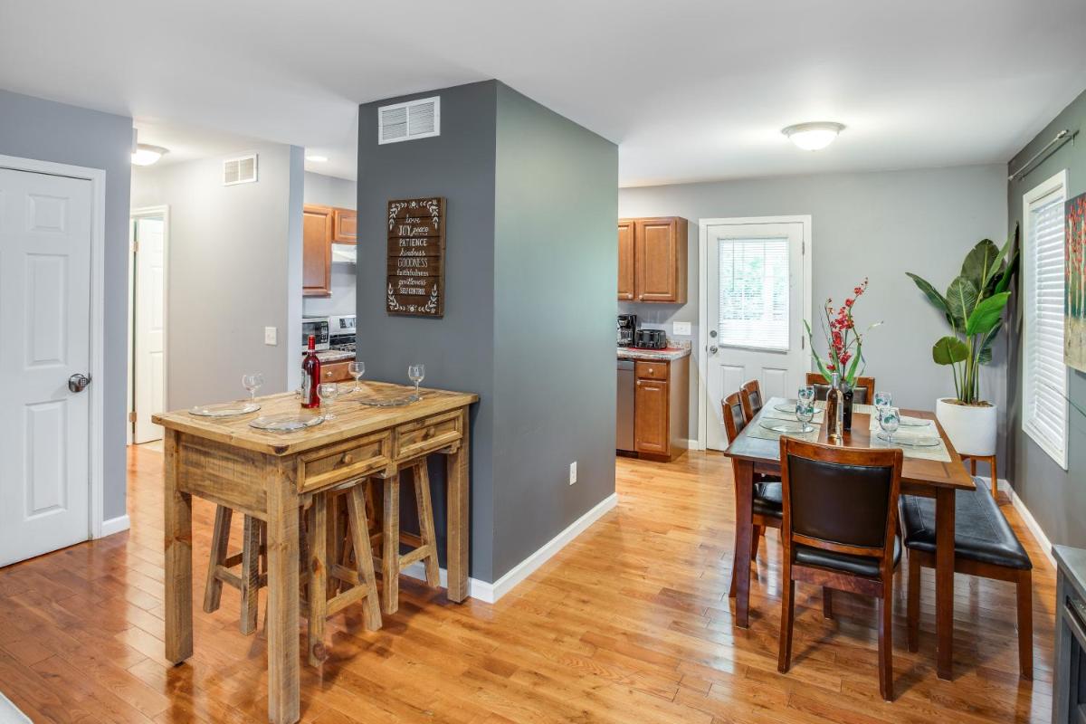 Comfy Suburb Home w/ King Beds by Arpt/Dwnt/UofR - Housity