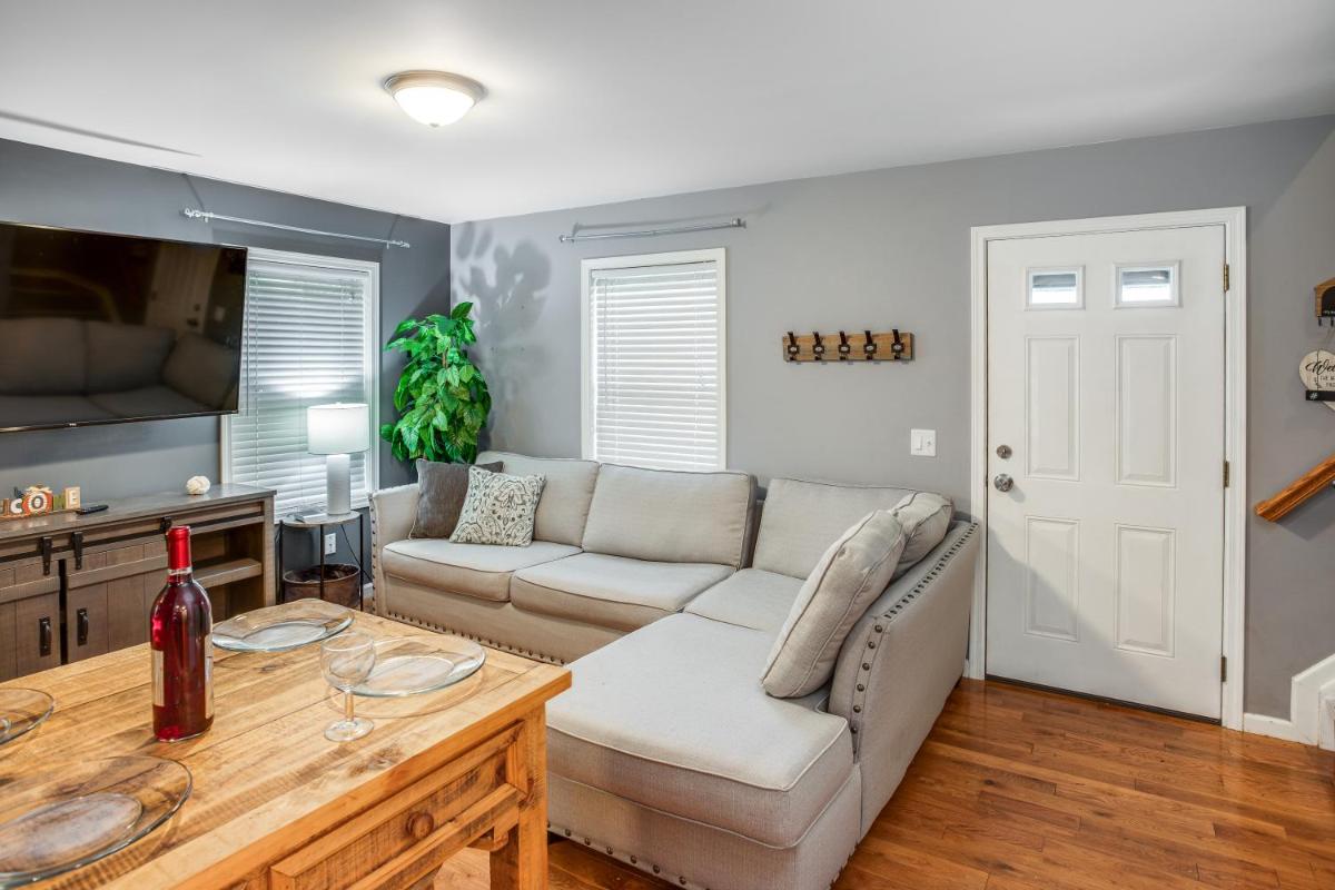 Comfy Suburb Home w/ King Beds by Arpt/Dwnt/UofR - Housity