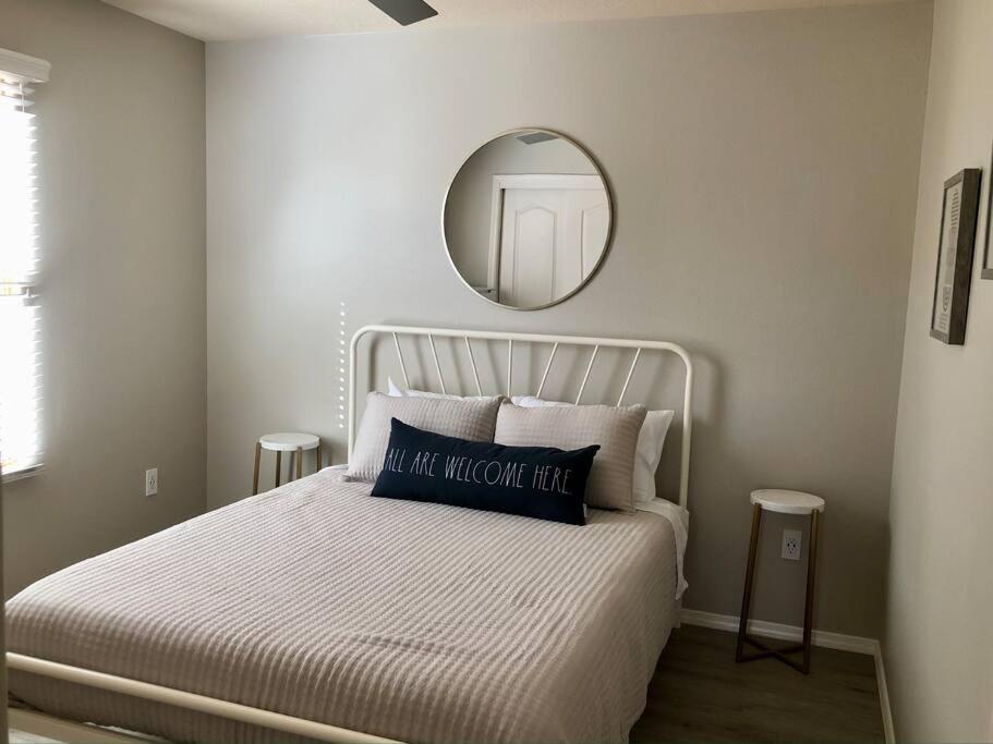 Cozy 3-Bedroom home near Corrales and NW ABQ with Great Views! - Housity