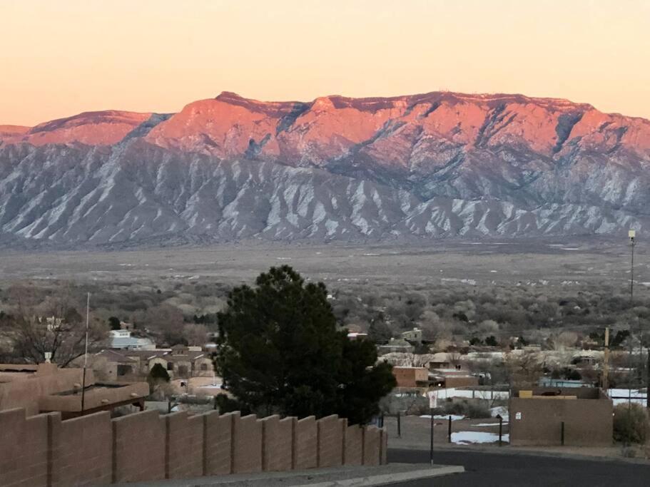 Cozy 3-Bedroom home near Corrales and NW ABQ with Great Views! - Housity