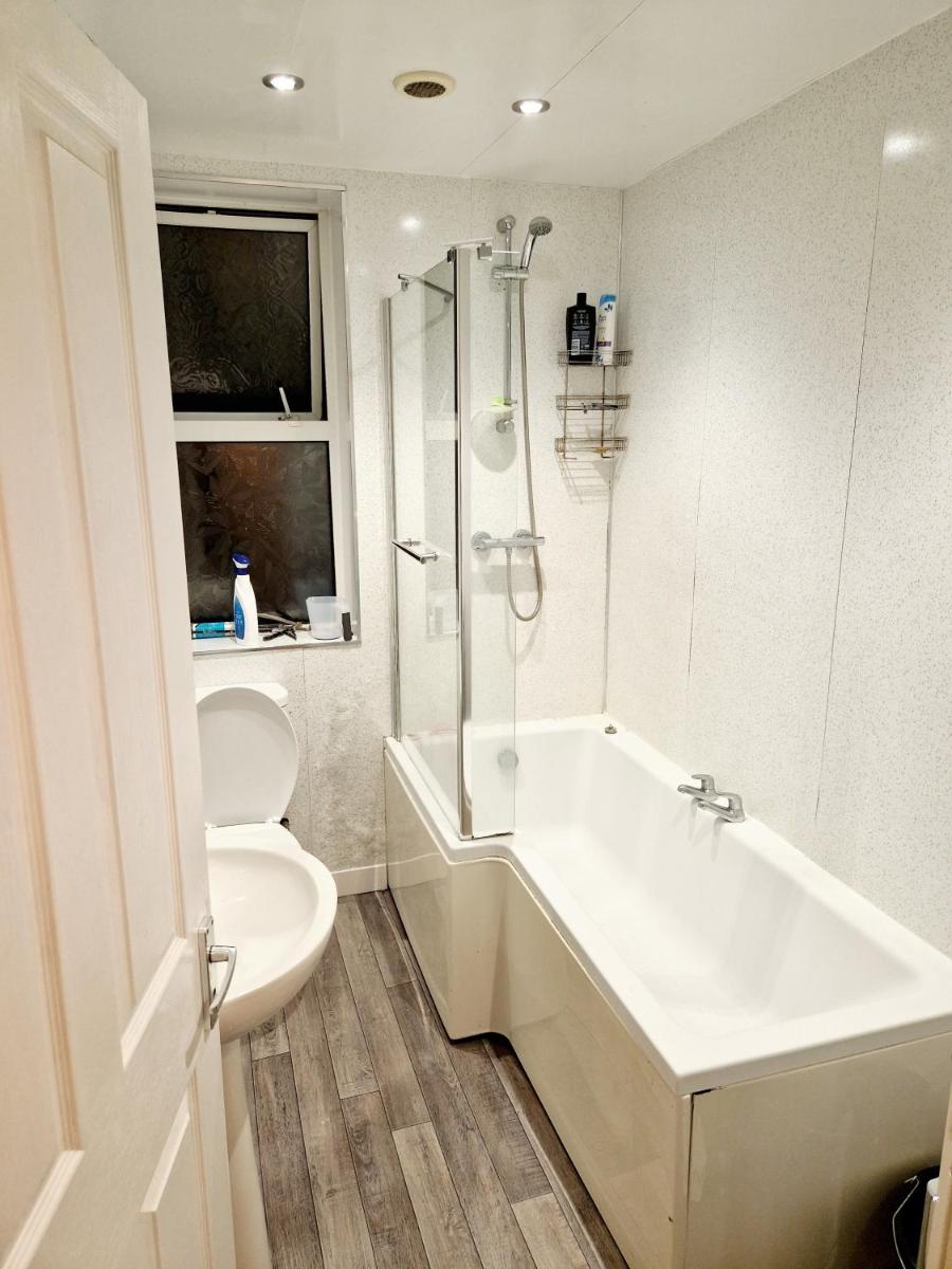 Cozy Master Room Plymouth - Housity