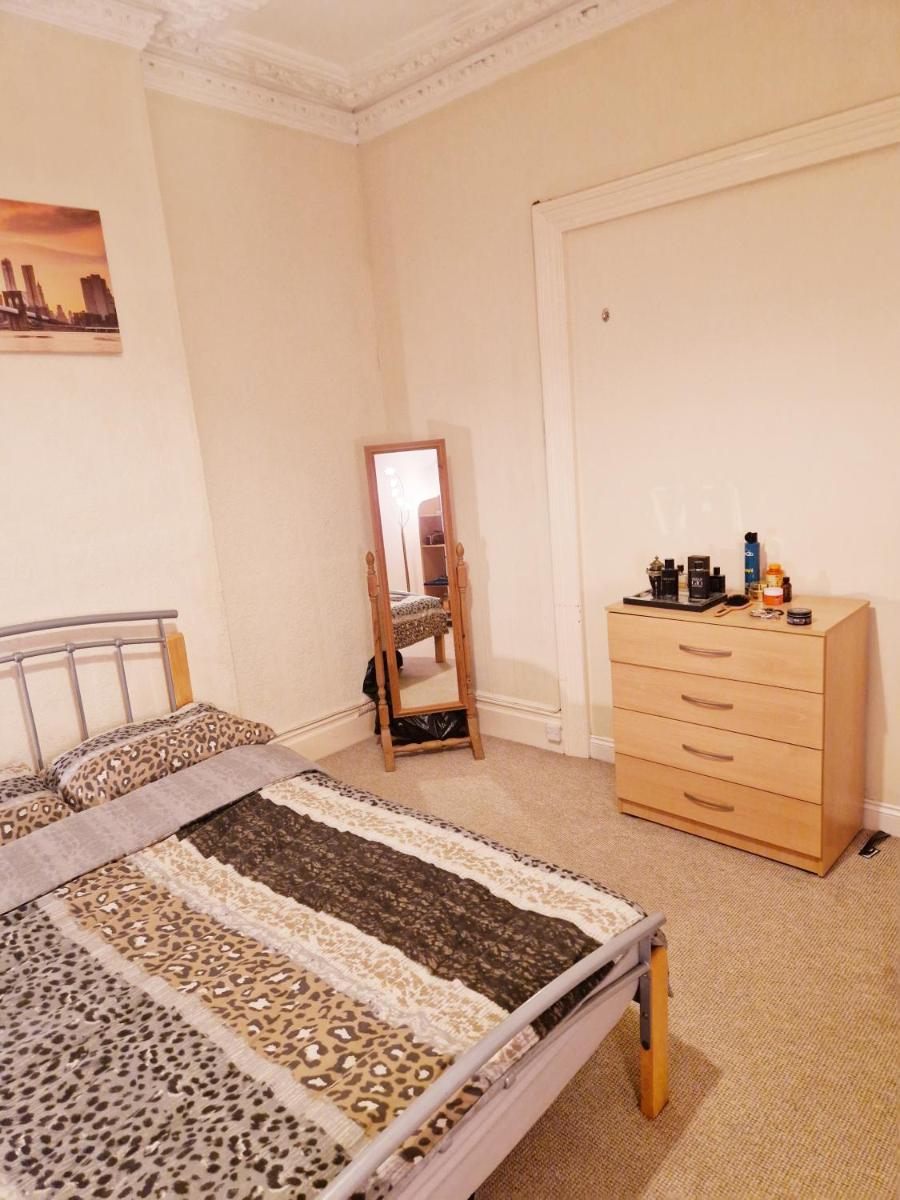 Cozy Master Room Plymouth - Housity