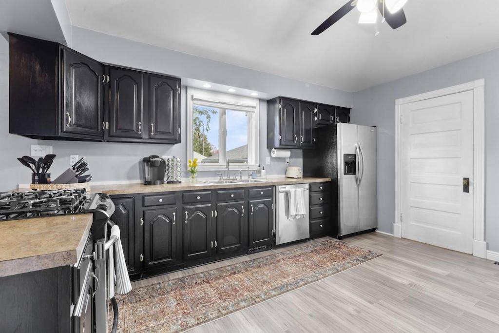 Pet-friendly 4 BD Historic Charmer at Marion Uptown - Housity