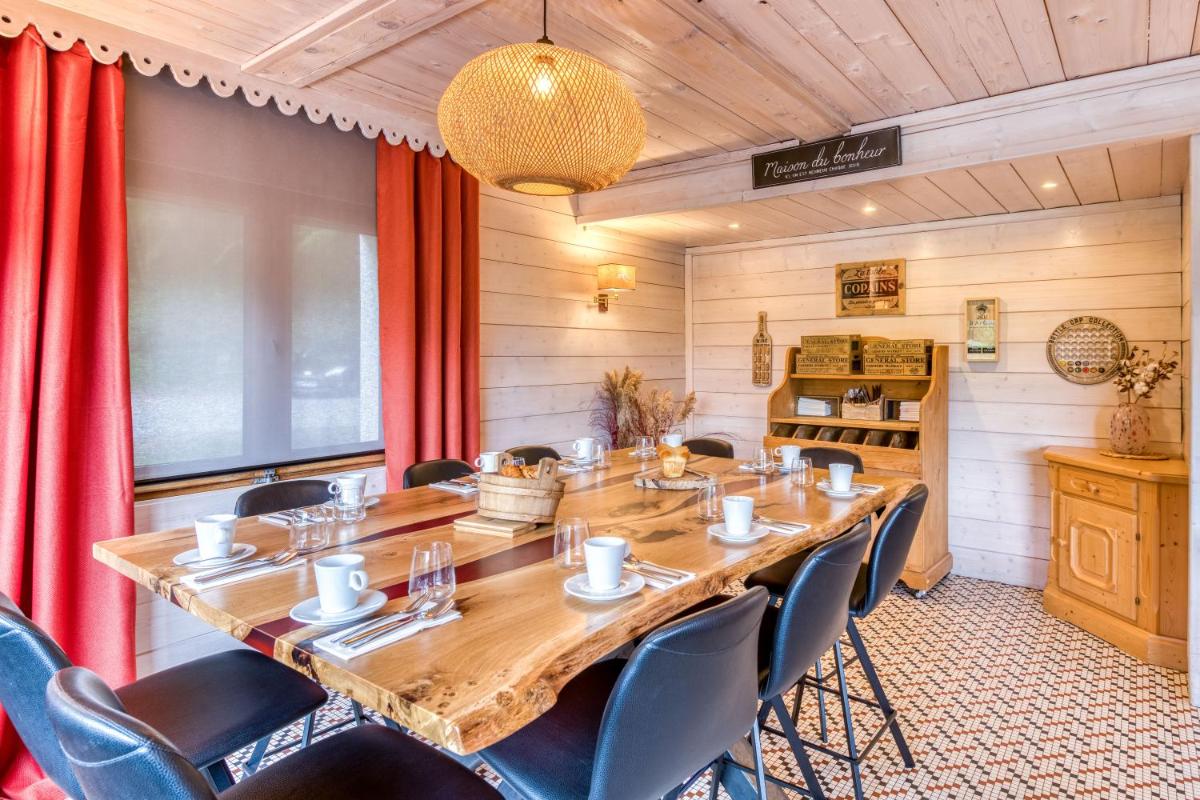 Cuisine ou kitchenette dans l'établissement Hotel Le Bois Joli
