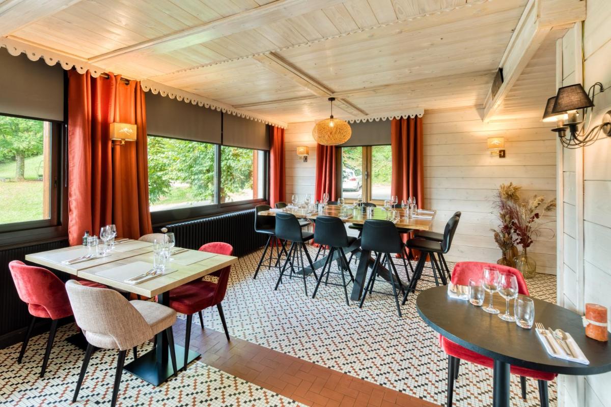 Coin salon dans l'établissement Hotel Le Bois Joli