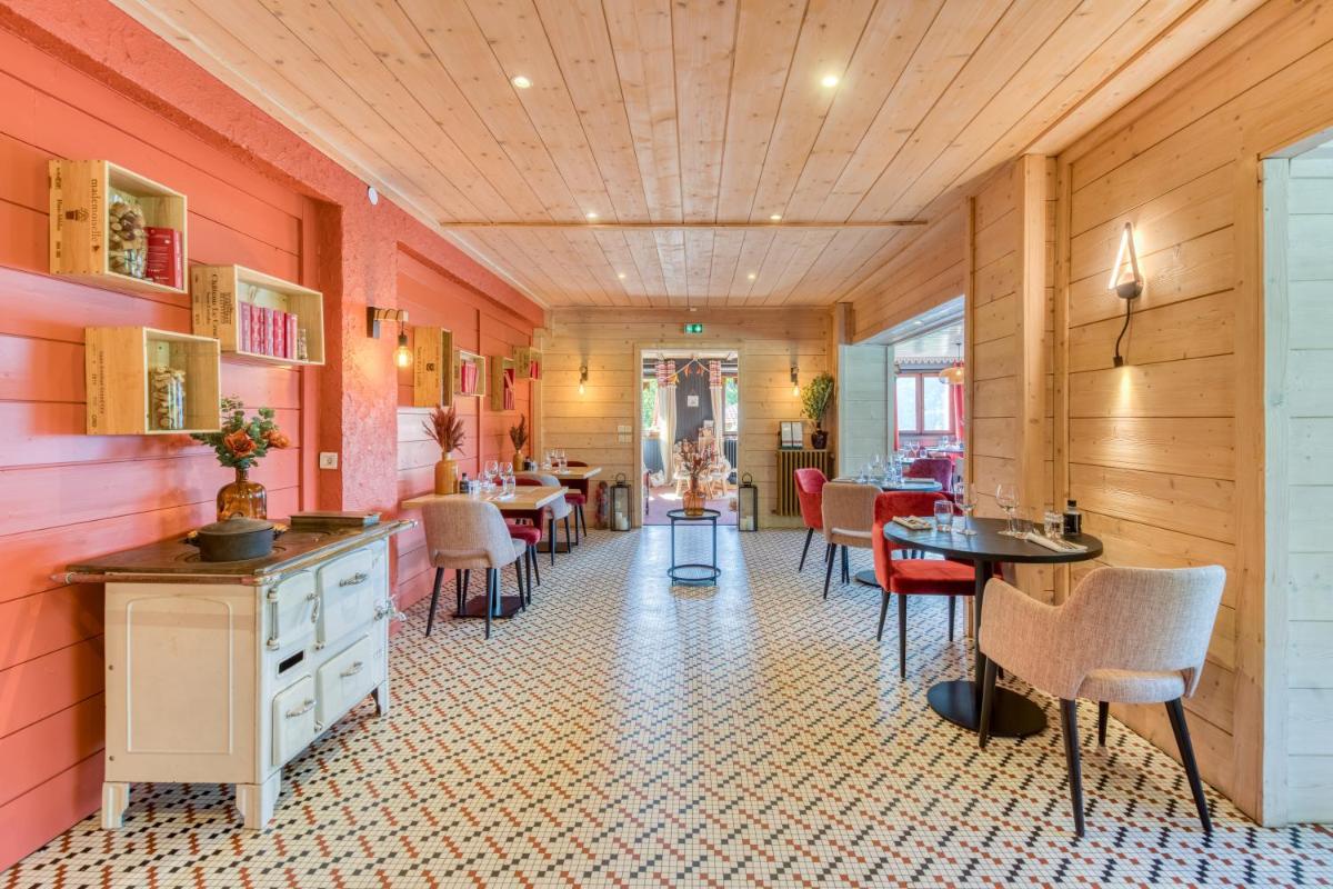 Coin salon dans l'établissement Hotel Le Bois Joli