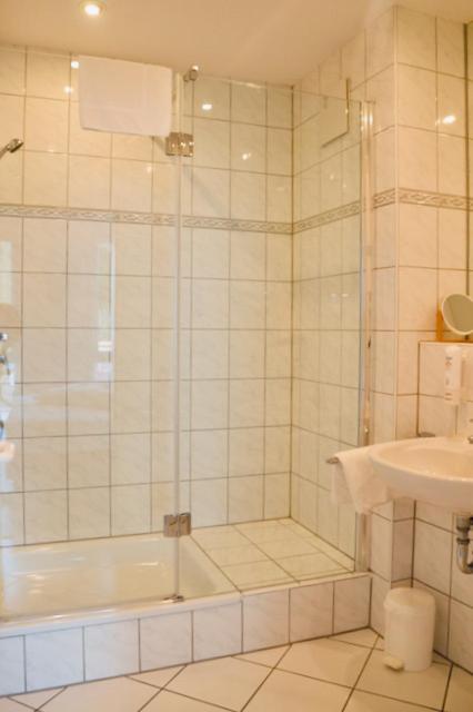 Hotel Weinhaus Hoff - Housity
