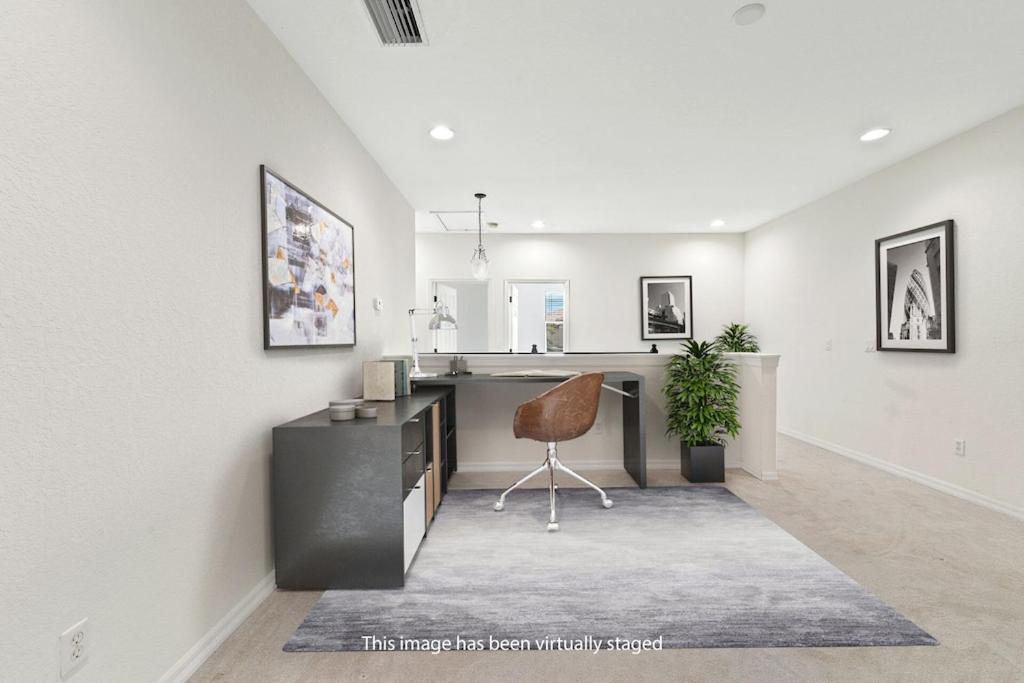 Modern Townhouse in Bella Terra with lots of amenities. - Housity