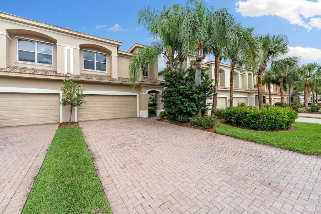 Modern Townhouse in Bella Terra with lots of amenities. - Housity