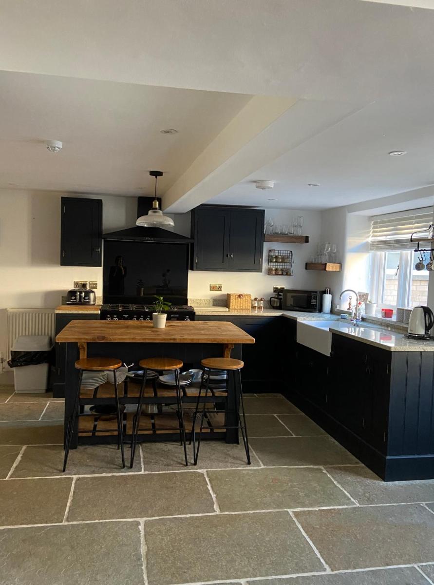 Grade II Listed 3 Bedroom Cottage With Free Parking - Housity