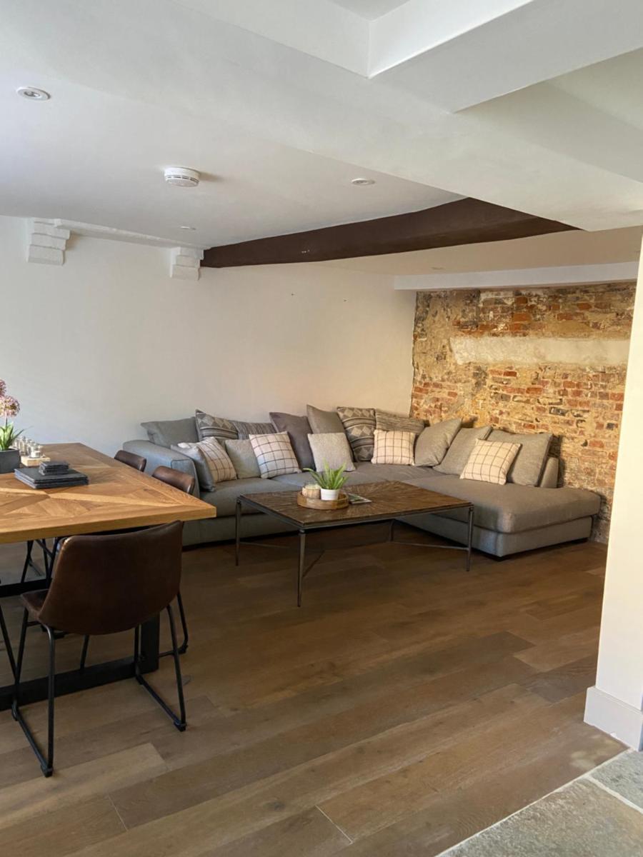 Grade II Listed 3 Bedroom Cottage With Free Parking - Housity