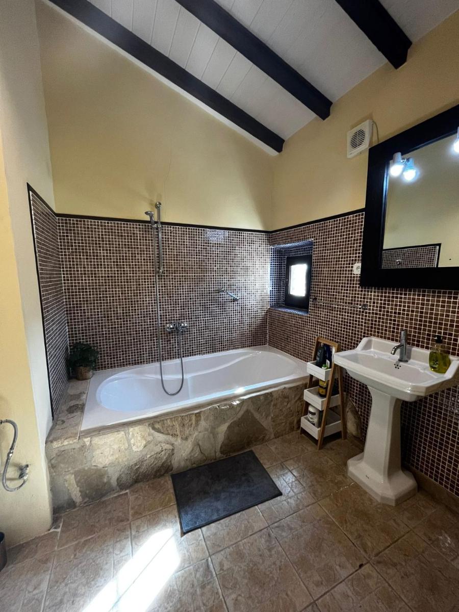 LA SIERRA CASA - Beautiful villa with huge garden swimming pool and games room - Housity
