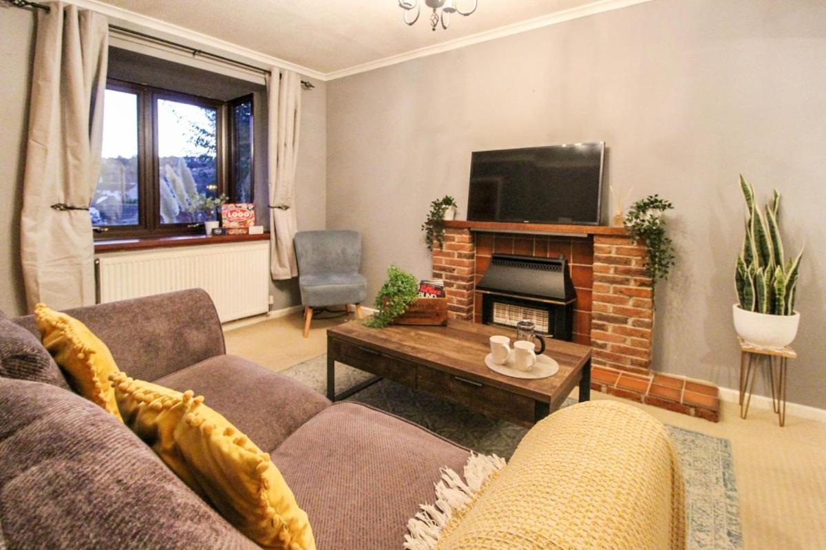 Comfortable 2 Bedroom House with Free Parking - Housity