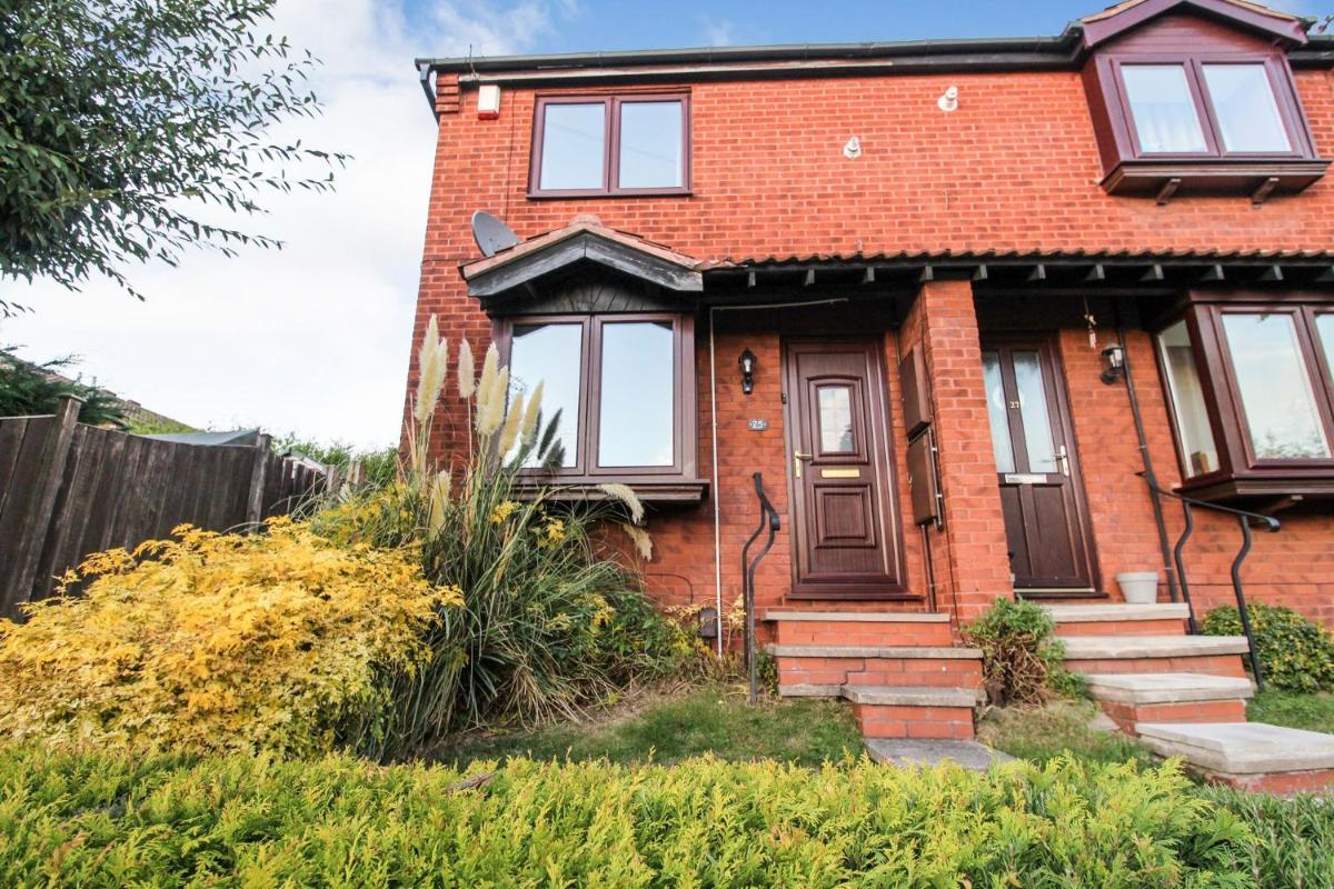 Comfortable 2 Bedroom House with Free Parking - Housity