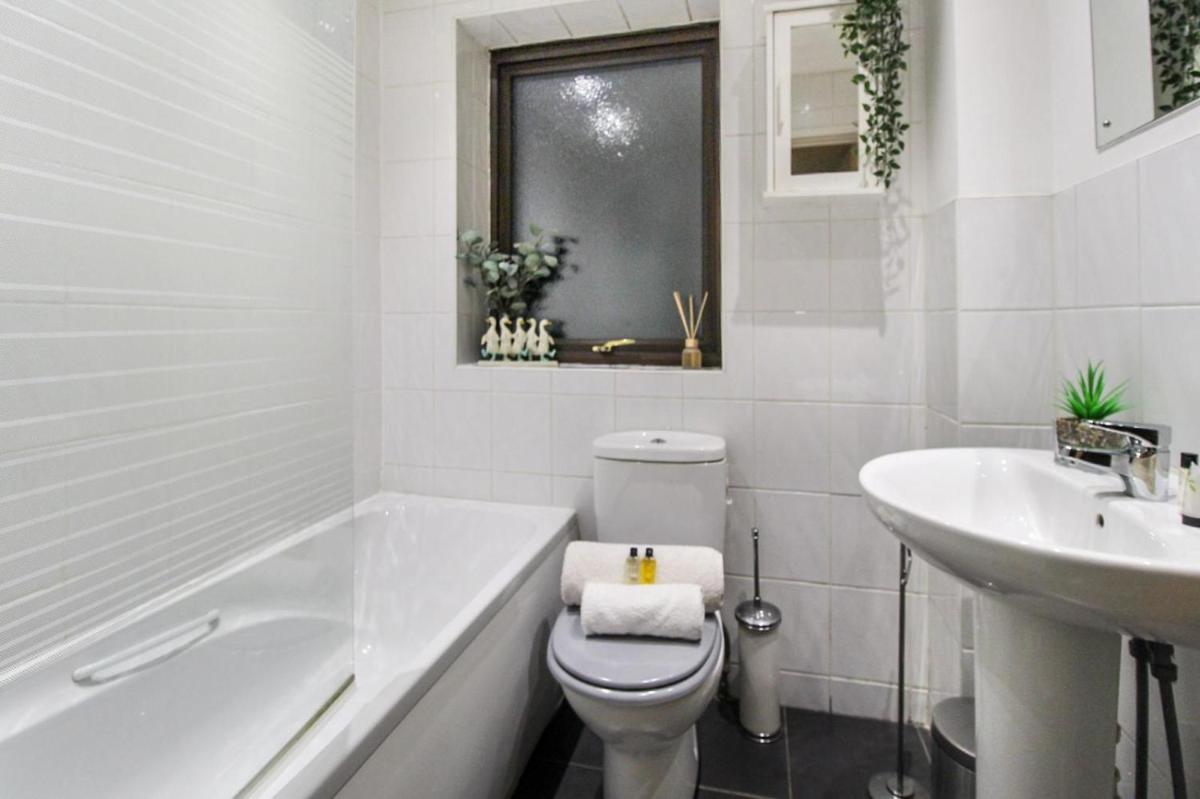Comfortable 2 Bedroom House with Free Parking - Housity