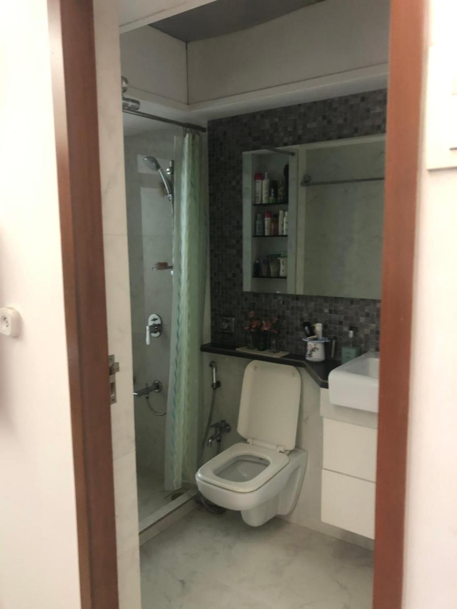 Suitetrails - Luxurious Cozy 1 King Bed suite with free parking