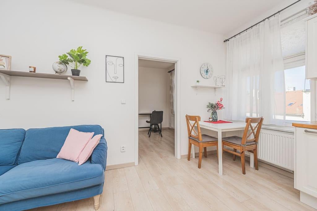 Carolina's Great Choice For Your Stay At Hradec Kralove - Housity