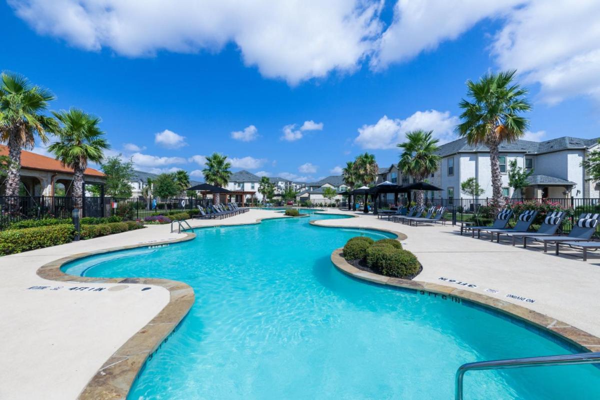 Suitetrails - Bright and Spacious Apartments with Gym and Pool Access at Century Stone Hill North in Pflugerville, Austin
