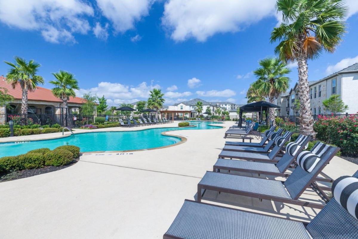 Suitetrails - Bright and Spacious Apartments with Gym and Pool Access at Century Stone Hill North in Pflugerville, Austin