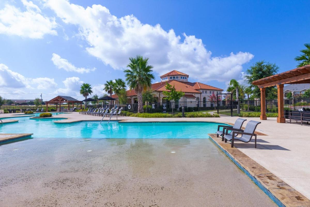Suitetrails - Bright and Spacious Apartments with Gym and Pool Access at Century Stone Hill North in Pflugerville, Austin