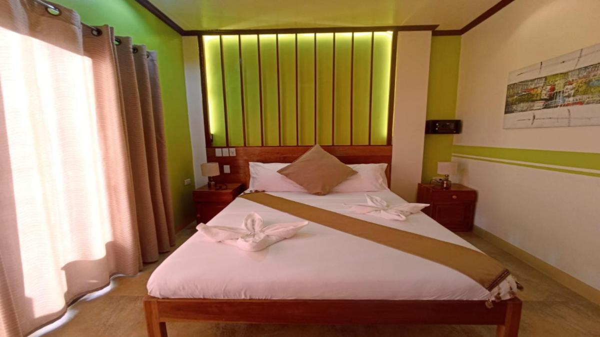 Hotel Oasis Port Barton - Housity