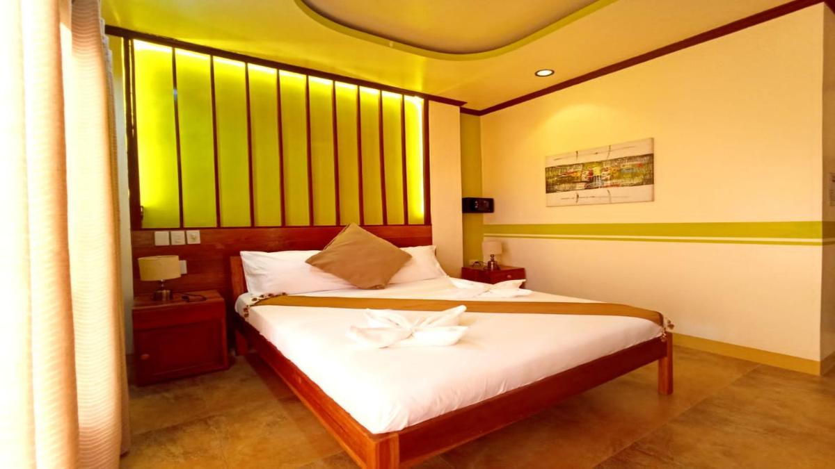 Hotel Oasis Port Barton - Housity