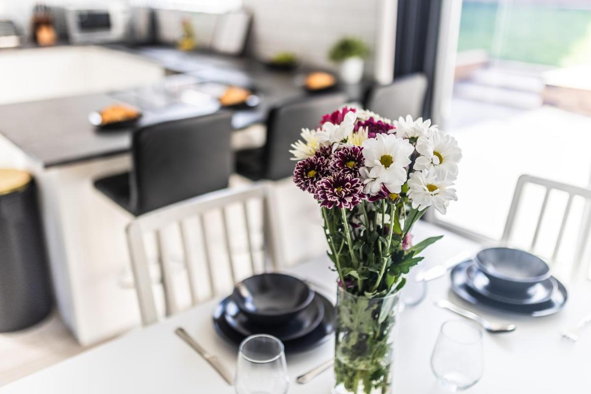 Modern 3-Bed House with Parking - Sleeps 7! - Housity