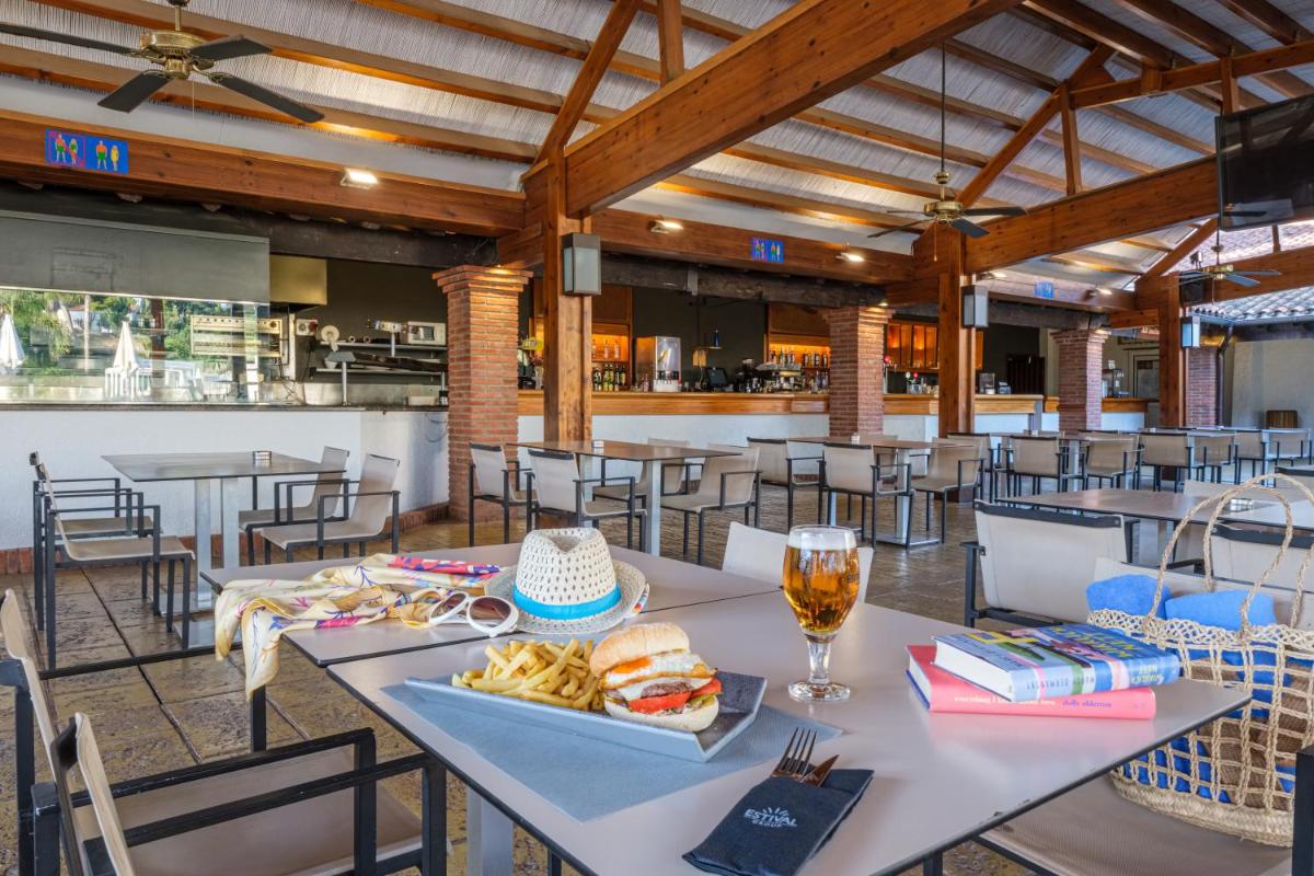 Comida en o cerca de este hotel