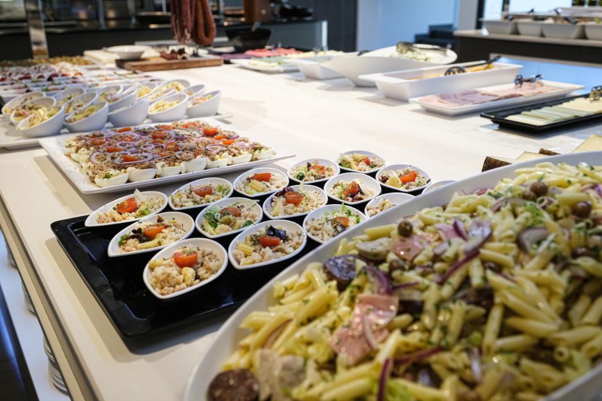 Comida en o cerca de este hotel
