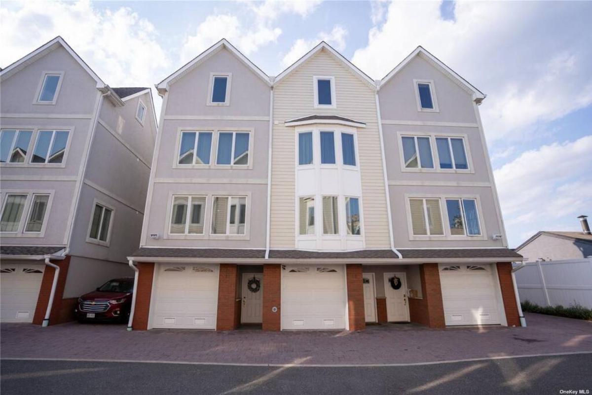 Yachtsman Cove Water Front 3 Bedrooms House Features 3 Levels Living Space in Freeport NY - Housity