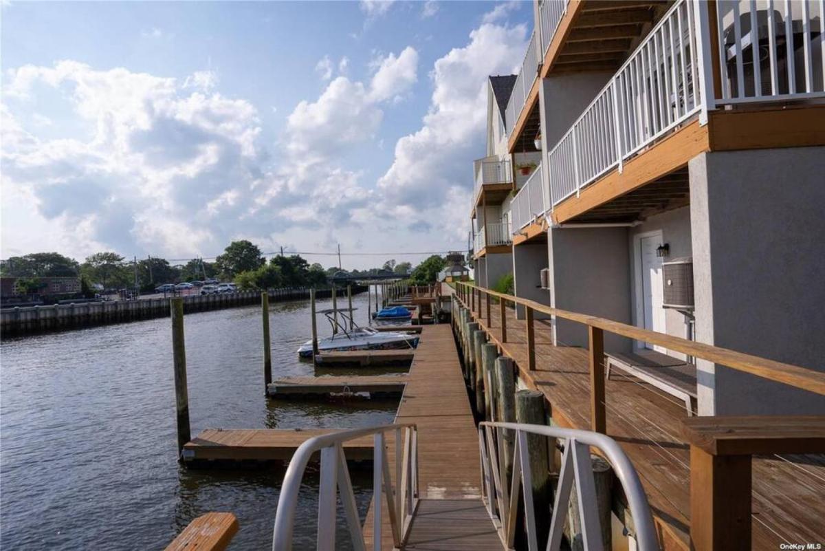 Suitetrails - Yachtsman Cove Water Front 3 Bedrooms House Features 3 Levels Living Space in Freeport NY