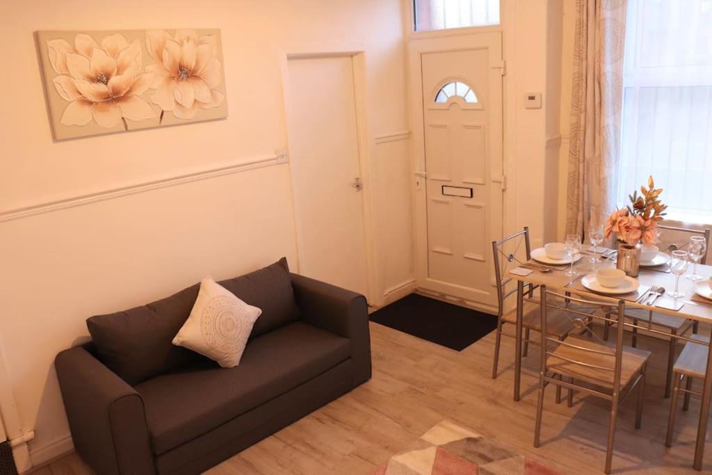 Cozy Family Stay with Free Parking and WiFi - Housity