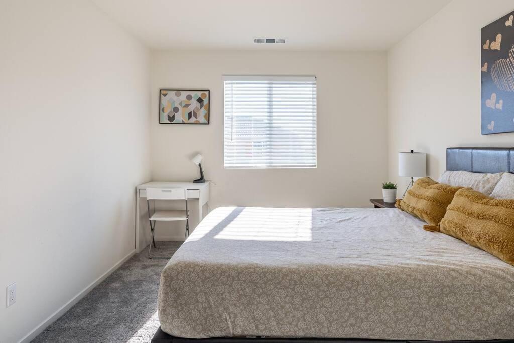 Spacious Modern Home in Sierra Lakes Fontana - Housity
