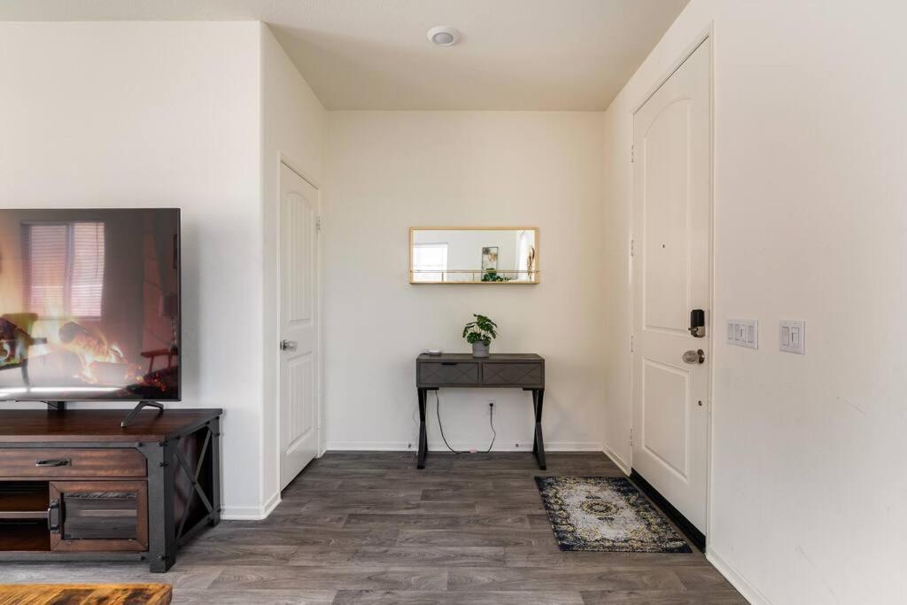 Spacious Modern Home in Sierra Lakes Fontana - Housity